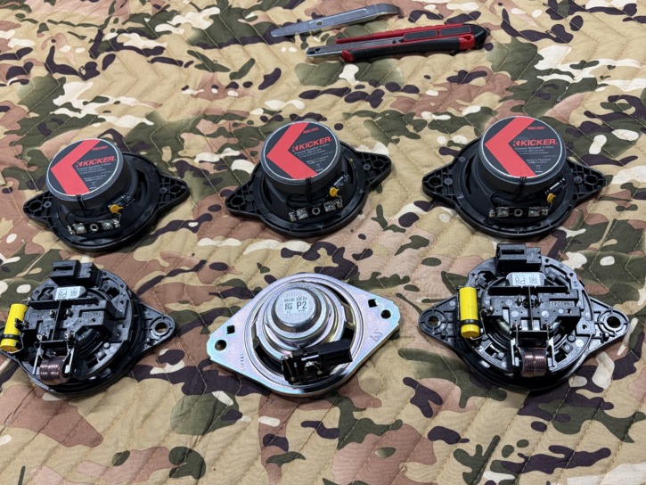 KICKER KSC3504と純正スピーカーの比較