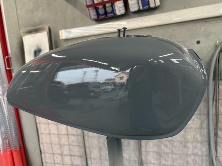 カワサキ・250TRのタンク下地